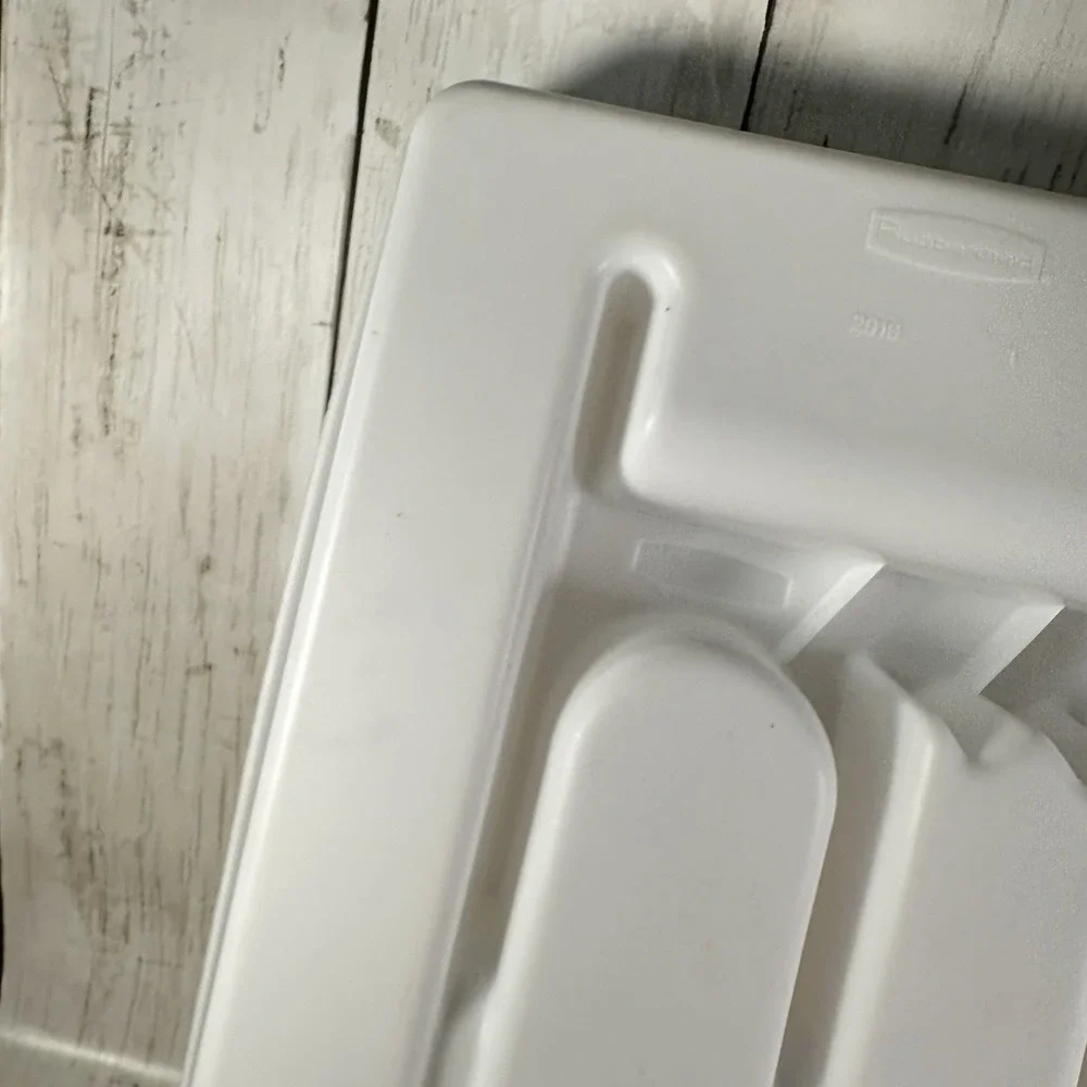 VTG Rubbermaid 2919-RD WHT Plastic‎ Cutlery Tray, 13-1/2